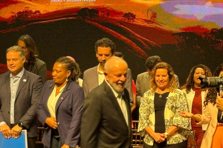 O presidente Lula e ministros do seu governo em evento no Minascentro que teve a participação da reitora Sandra Goulart