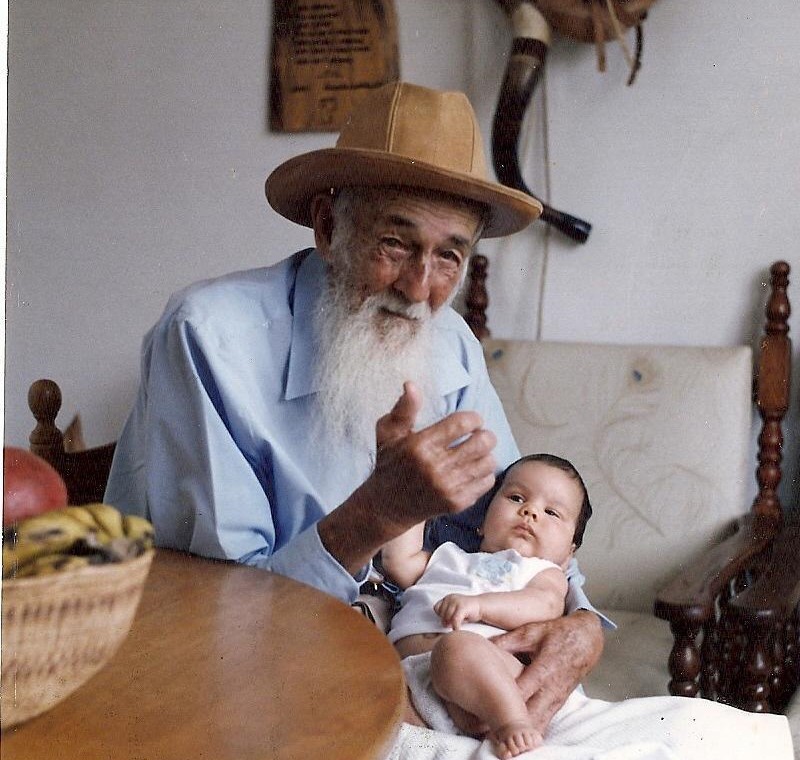 O vaqueiro Manuel Nardi, na segunda metade da década de 1990, com o filho de Apolo Lisboa. Para o autor do artigo, a imagem simboliza a gênese do Projeto Manuelzão, lançado em 1997