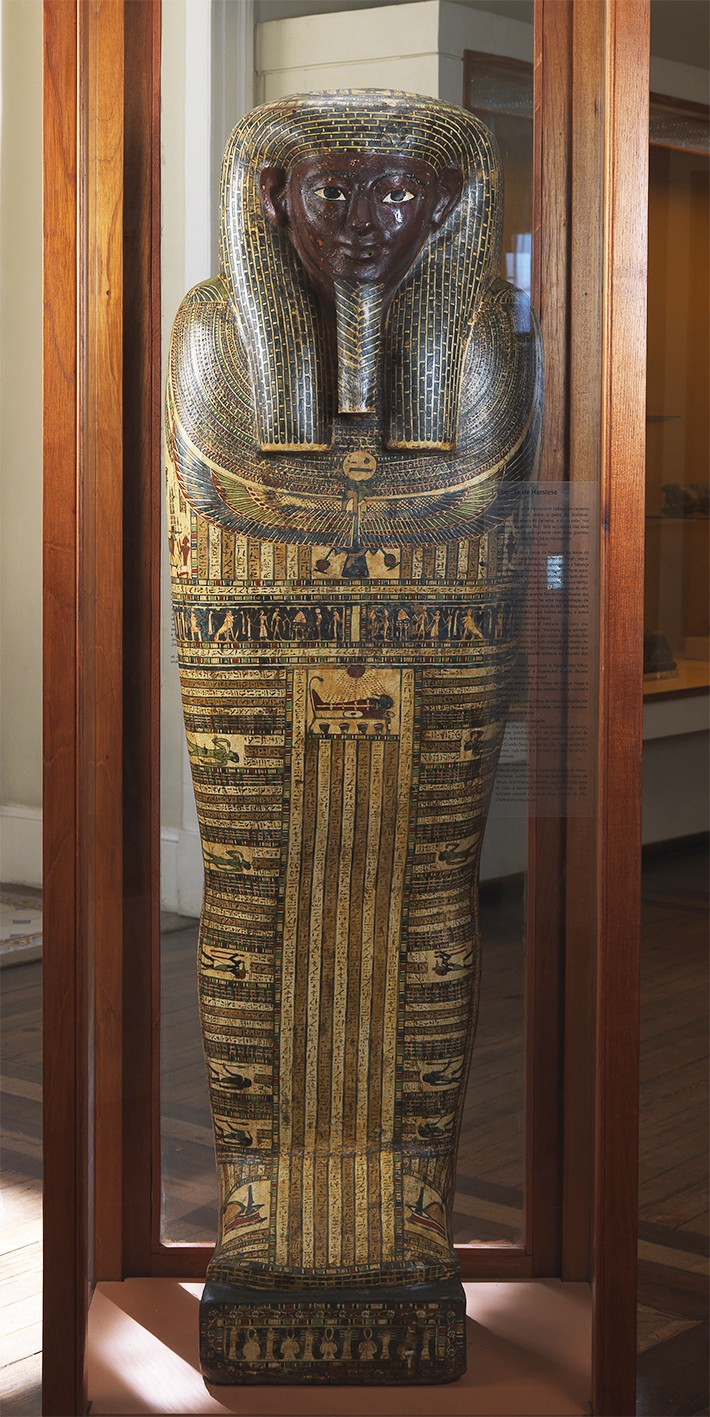 Sarcófago de Harsíese, no Museu Nacional, em que se representa uma múmia envolta em seu sudário