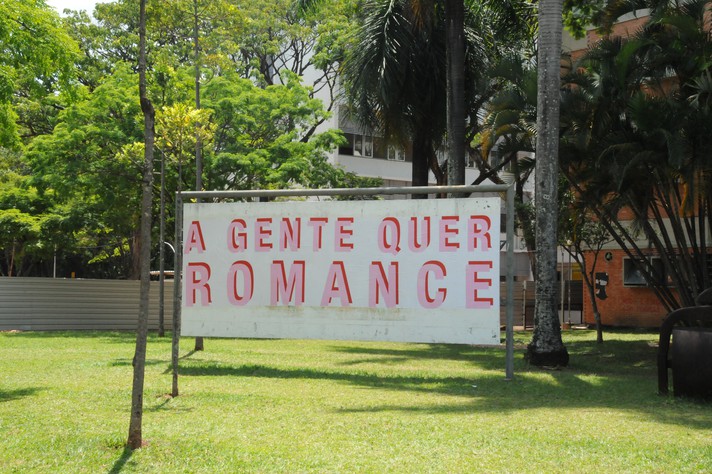 Outdoor no gramado da EBA 'A gente quer romance', da artista Paula Costa