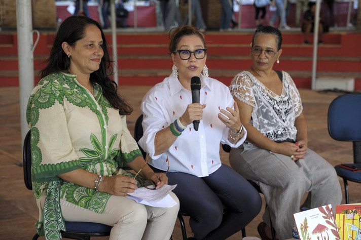 Tânia Cristina Dias, Rosana Mont'Alverne e Telma Borges em bate-papo na Festa do Livro UFMG