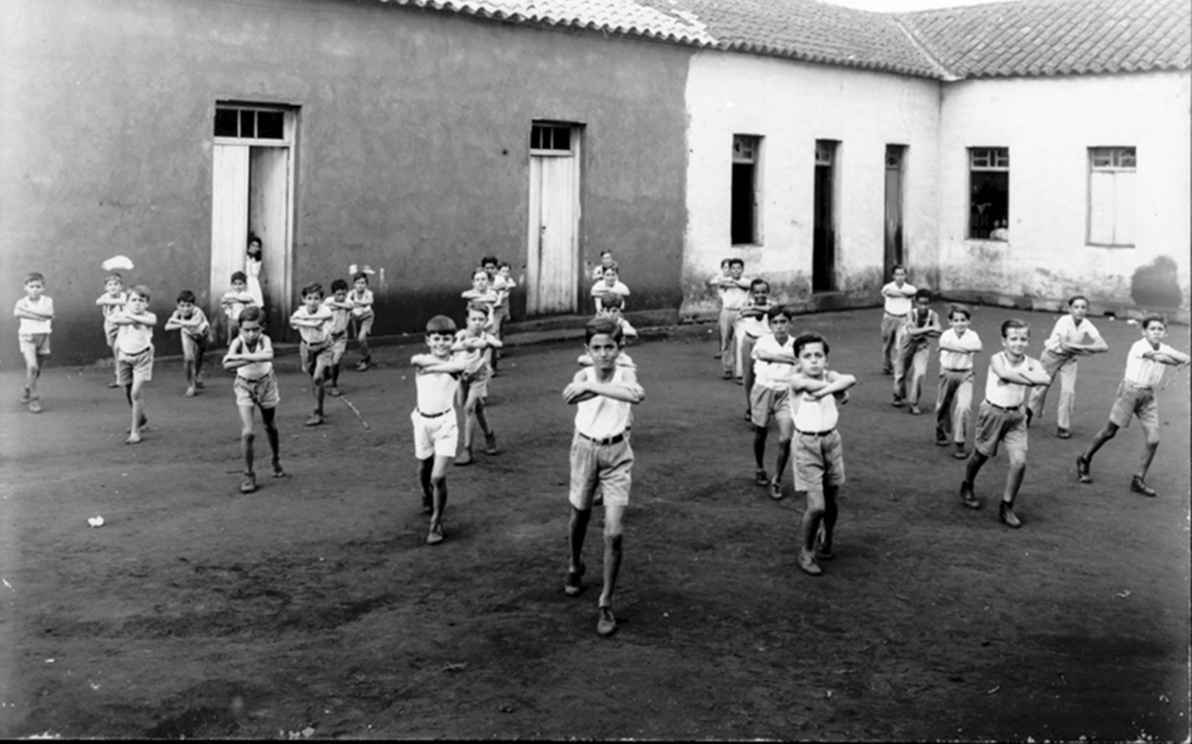 Crianças praticando ginástica em Rio Verde (GO)