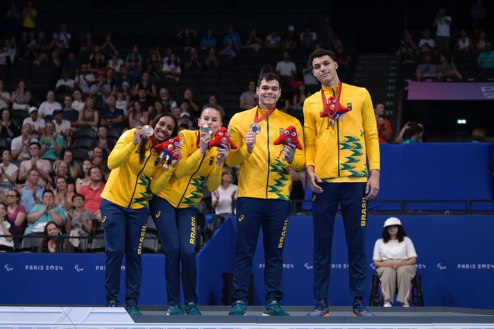 Arthur Xavier (primeiro à direita) com seus colegas do revezamento 4×100m livre S14