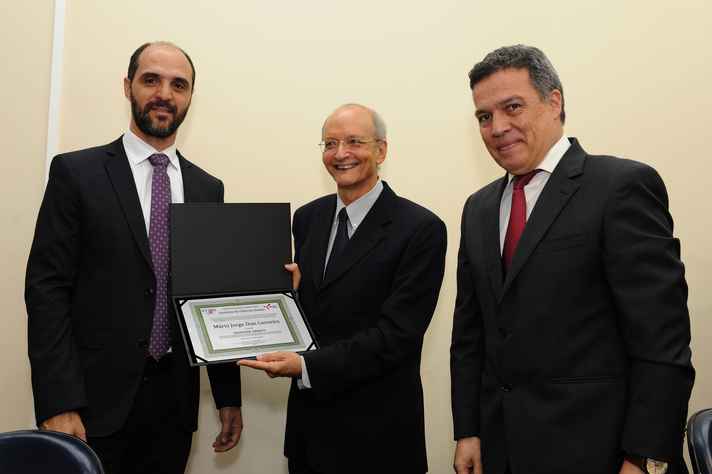 Mário Carneiro (centro) com o vice-diretor do ICEx, Francisco Dutenhefner, e o reitor Jaime Ramírez