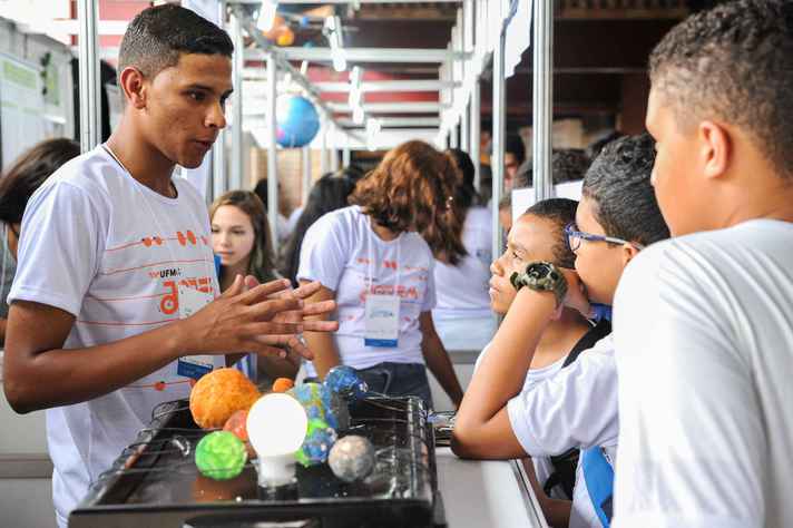 Estudante apresenta projeto na 19ª UFMG Jovem, em 2018: feiras de ciência estão entre os temas da marcha
