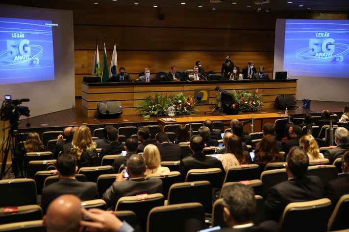 Leilão do 5G definiu as empresas responsáveis por ofertar a nova tecnologia para os brasileiros