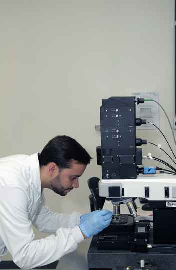 O pesquisador Carlos Viana Martins, no Laboratório de Caracterização do CTNano