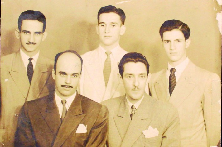 Foto de 1943, na qual figuram em pé, da esquerda para a direita: Otto Lara Resende, Fernando Sabino e Paulo Mendes Campos. Sentados: Murilo Rubião e Emílio Moura
