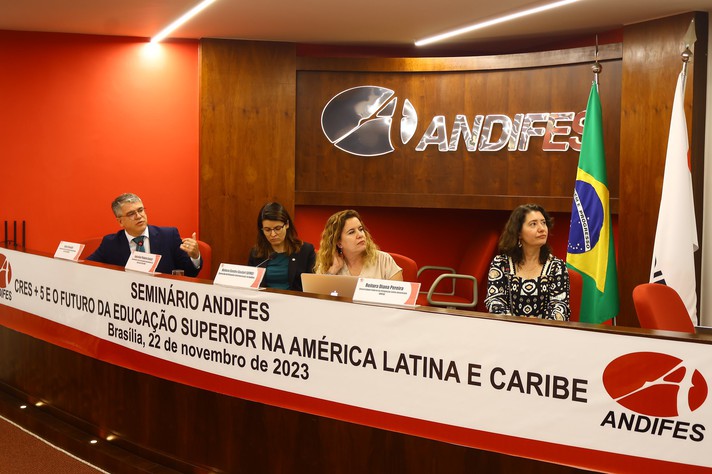 Mesa do seminário preparatório para a Conferência da Educação Superior na América Latina e Caribe