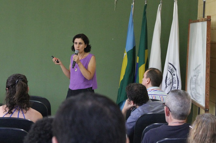 Maria Flores na audiência realizada no campus Montes Claros: