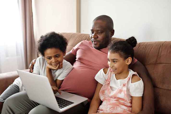 Tempo de tela das crianças e dos familiares foi um dos fatores avaliados na pesquisa