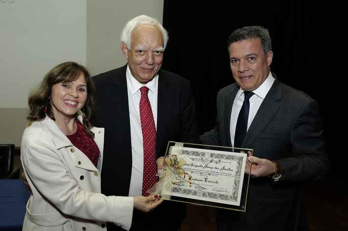 A diretora Andréa Mara Macedo e o reitor Jaime Ramírez entregaram o diploma ao novo emérito