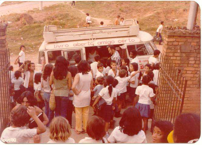 O primeiro veículo do Carro-Biblioteca foi uma Kombi, mais tarde substituída por um micro-ônibus