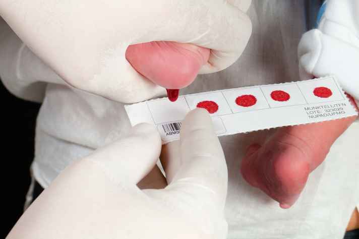 A coleta do sangue para a triagem neonatal deve ser realizada entre o terceiro e o quinto dia de vida do bebê