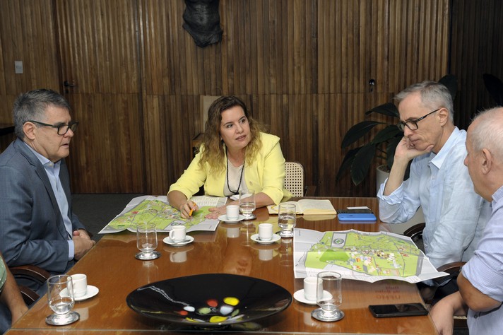 Sandra Goulart e Paulo Brant (à esquerda) conversaram possibilidades de cooperação entre UFMG e PBH