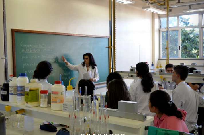 Aula de química no laboratório do Coltec, campus Pampulha
