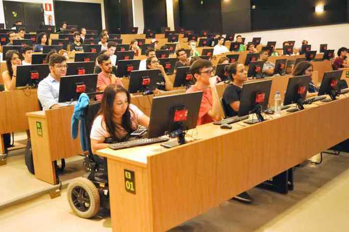 Laboratório usado em atividades do curso de Ciência da Computação da UFMG, cujos estudantes concluintes serão avaliados pelo Enade