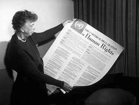 Eleanor Roosevelt, primeira presidente da Comissão das Nações Unidas para os Direitos Humanos, com a primeira versão da Declaração Universal dos Direitos Humanos