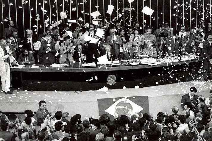 A promulgação da Constituição de 1988 foi um marco para a redemocratização do Brasil após a Ditadura Militar