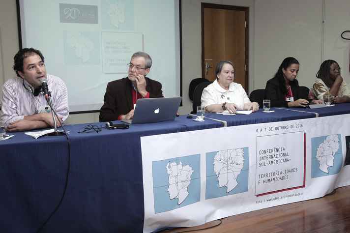 Luciano Mendes, Antônio Batista, Vera Lúcia Meneses (coordenadora da mesa), Maria Correia e Vanessa Beco