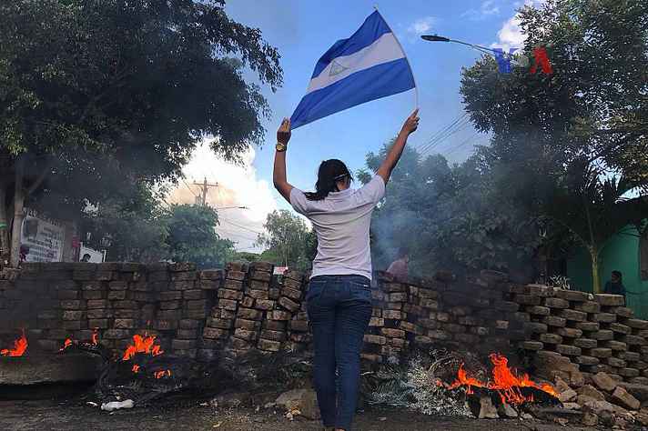 Mulher em protesto contra o governo Daniel Ortega, em Manágua