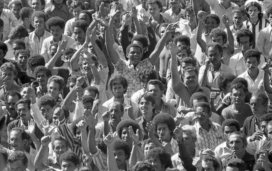 Julho de 1979: em assembleia no ex-campo do Atlético, no bairro do Lourdes, trabalhadores da construção civil decidem entrar em greve em plena ditadura civil-militar