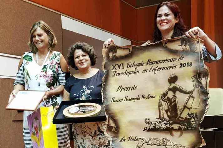 As professoras Eliane Palhares e Sônia Soares entregaram o prêmio à enfermeira cubana