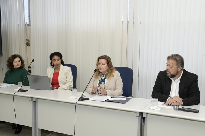 Geane Alzamora, Valéria Oliveira, Sandra Goulart e Fernando Jayme compuseram mesa de debate