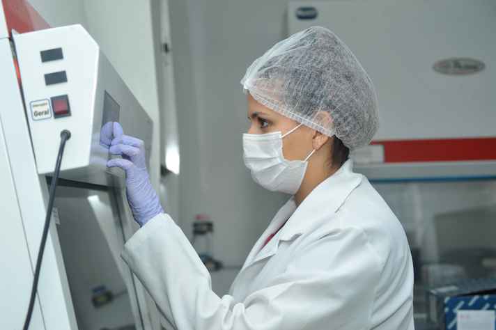 Pesquisadora no CT-Vacinas, um dos três ambientes da UFMG que começam a receber amostras para os testes