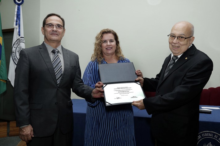 José Eustáquio recebe o título de emérito das mãos da reitora da UFMG e do diretor da Odontologia, Allyson Nogueira Moreira