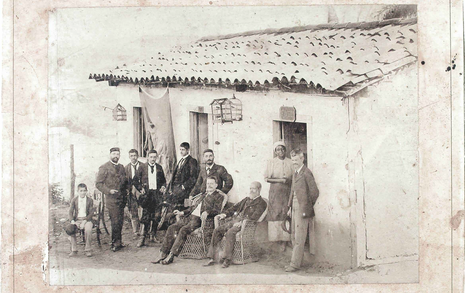 <p>Entre 7 de outubro de 1894 e 11 de novembro de 1896: funcionários da Comissão Construtora da Nova Capital posam em frente à casa que ocupavam no Arraial de Belo Horizonte, na rua aqueduto, nº 176</p>