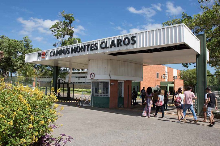 Estudantes da entrada no Instituto de Ciências Agrárias, em Montes Claros