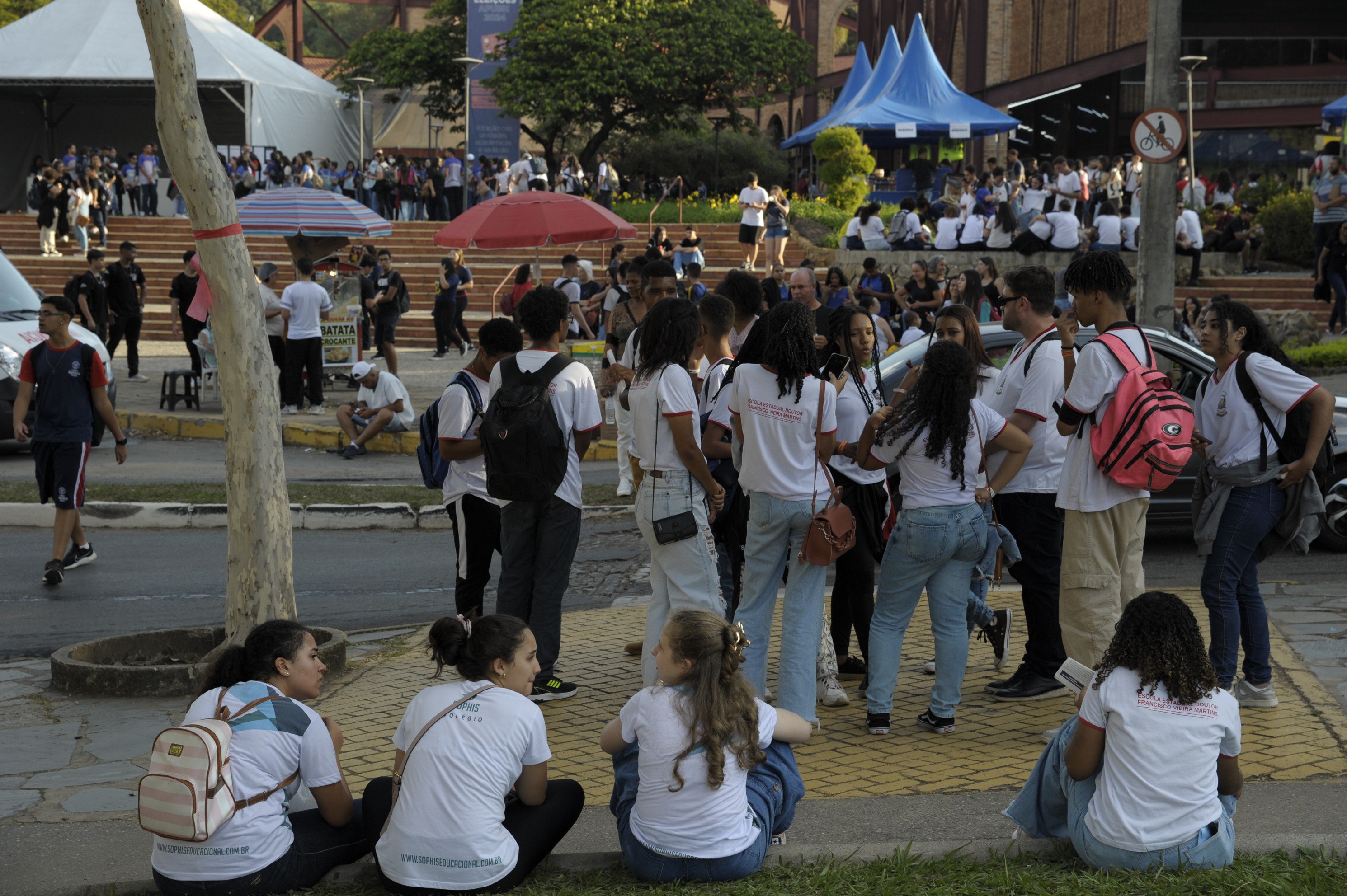 <p>Estudantes na Praça de Serviços: Mostra Sua UFMG atraiu milhares de pessoas</p>