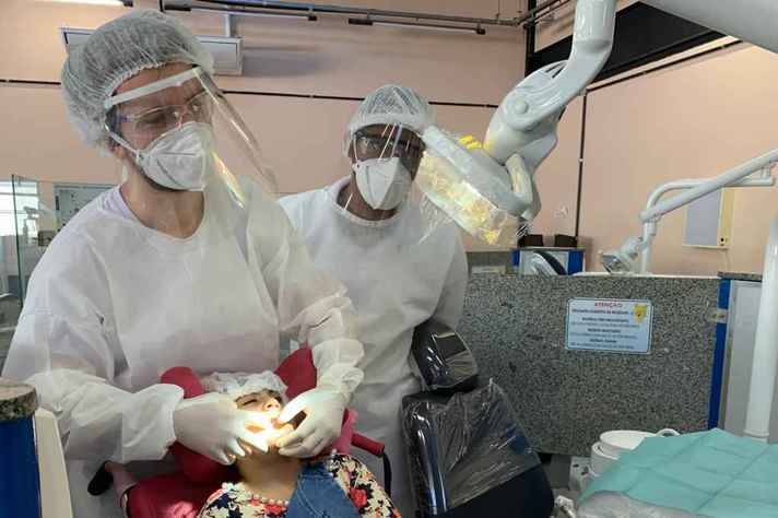 Professora Ana Cristina em atendimento na clínica da Faculdade de Odontologia da UFMG