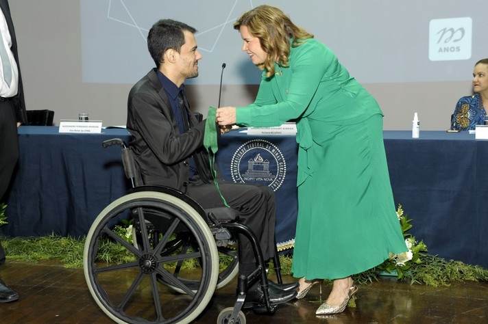 A reitora Sandra entrega a Medalha de Honra UFMG ao administrador Sony Franthiesco Caldeira, homenageado por indicação do Instituto de Ciências Agrárias, do campus Montes Claros