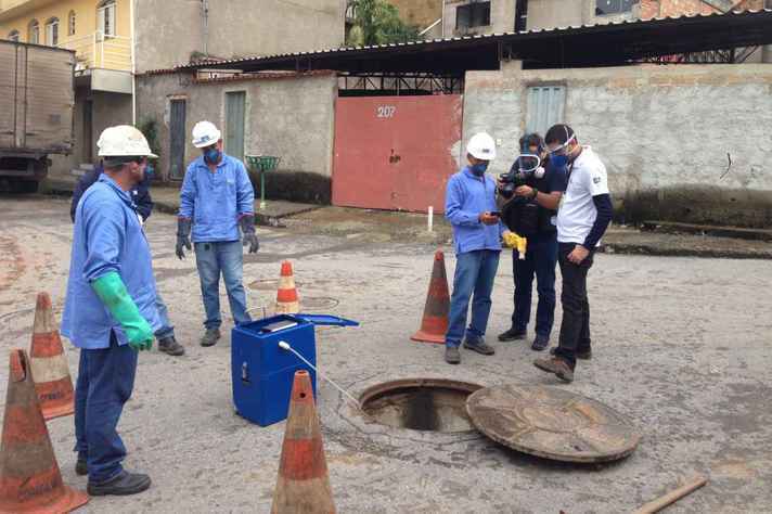 Pesquisadores e técnicos coletam amostras na rede de esgoto de Belo Horizonte