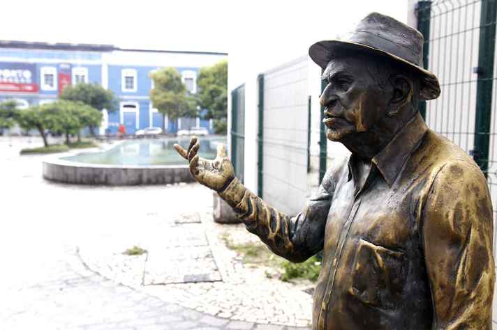 Estátua de Patativa do Assaré no Centro Dragão do Mar de Arte e Cultura em Fortaleza, Ceará.