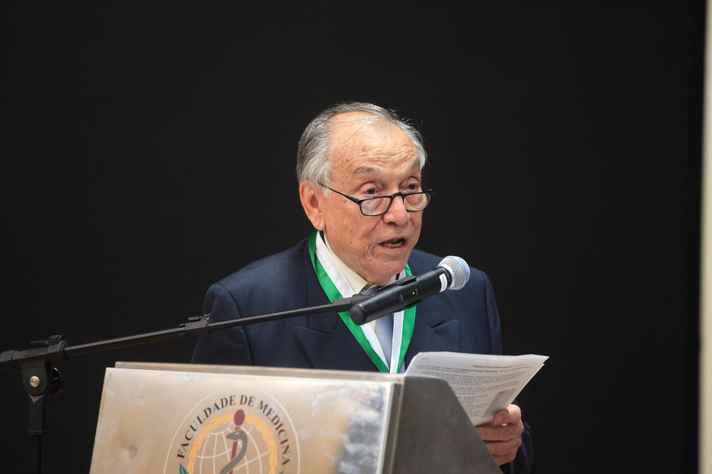 Professor Nassim Calixto discursa durante a cerimônia de entrega da Medalha Cícero Ferreira, em 2013