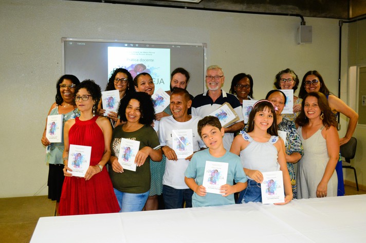 Autores, professores, alunos e familiares no evento de lançamento da obra