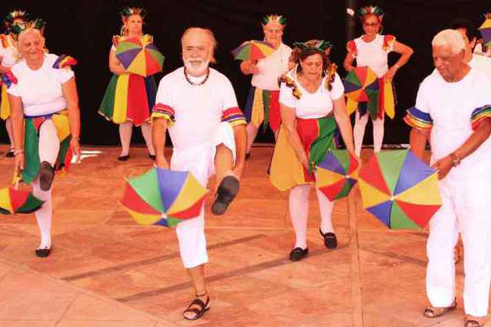 Integrantes do Sarandoso experimentam vários ritmos brasileiros