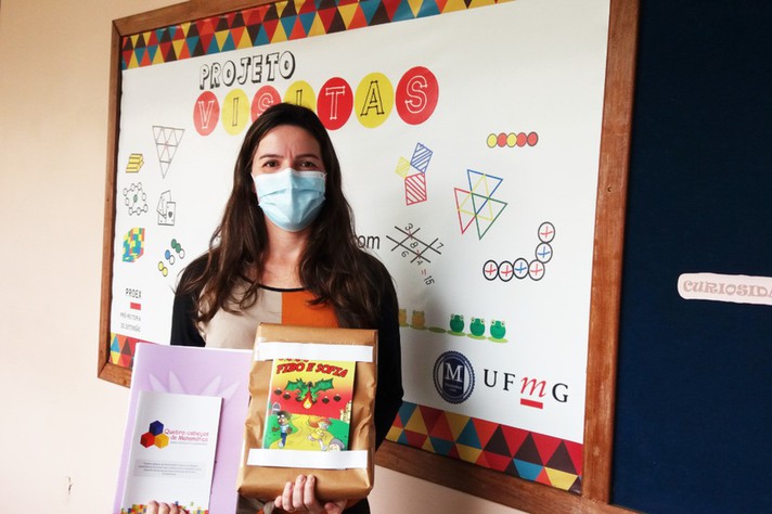 Lorena Guimarães, professora de matemática da rede de ensino de Belo Horizonte, recebeu kit do material