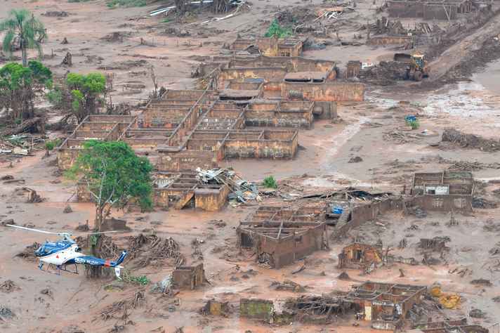 O povoado de Bento Rodrigues tomado pela lama após o rompimento de barragem de minério