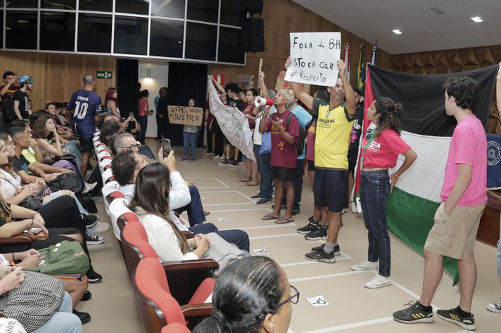 Estudantes protestam, durante a recepção de calouros, contra a realização da Stock Car no entorno da UFMG