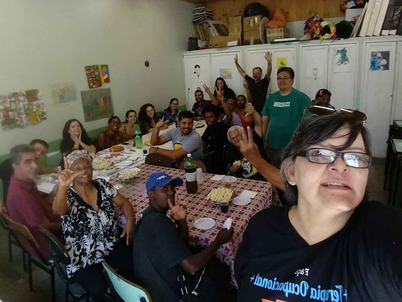Professora Regina Ribeiro e usuários do Centro de Convivência São Paulo acompanhando transmissão do especial