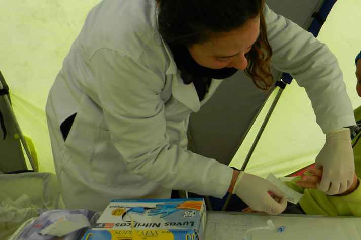 Pesquisadora do Mediantar realiza coleta de amostra em acampamento na Antártida