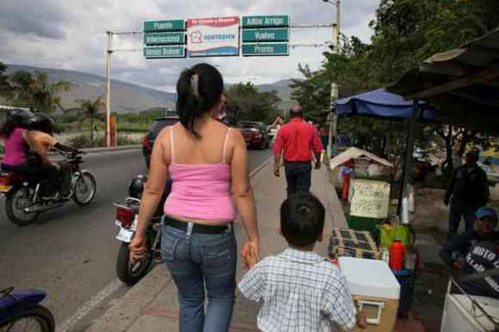 Venezuelanos cruzam fronteira em busca de vida melhor