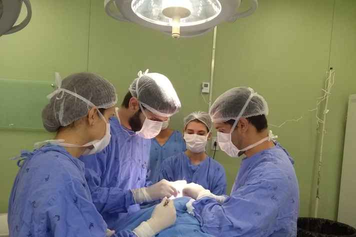 O mutirão contou com a participação de cirurgiões plásticos (preceptores e residentes), anestesiologistas, acadêmicos de medicina, equipe de enfermagem e apoio administrativo.