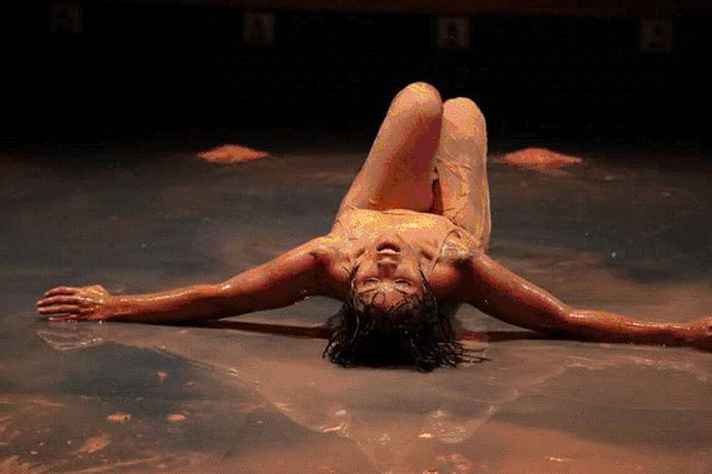 Por meio dos elementos água e lama, as bailarinas interpretam a transmutação do corpo humano