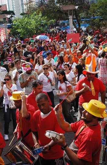 Desfile comandado pela Escola de Samba Liberdade Ainda Que Tan Tan reúne milhares de defensores da causa antimanicomial em Belo Horizonte