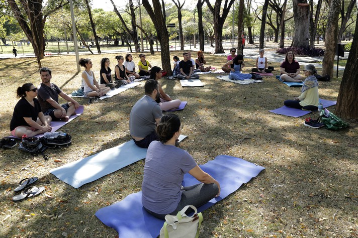 Professora Heliana Mello guiou prática de meditação no campus Pampulha